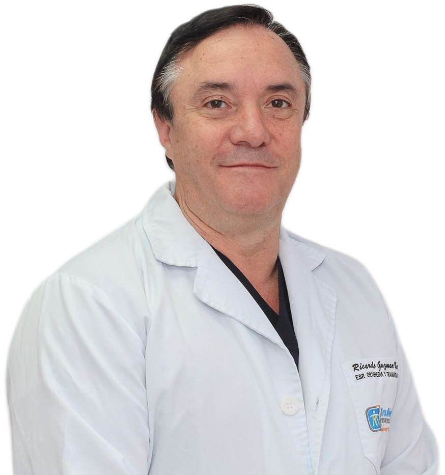 El Dr. Ricardo Guzmán con bata blanca