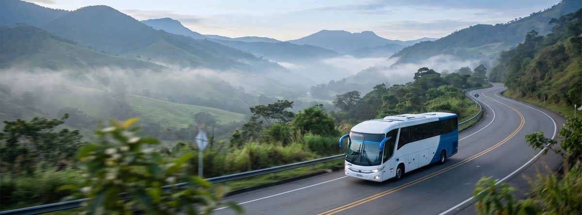 Bus en una carretera de montaña, entre la neblina